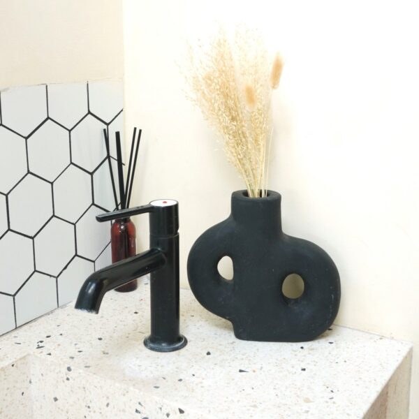 Vaas zwarte kleine decoratieve vaas hand gegoten uit klei voor gedroogde of verse bloemen LEMBAH - Afbeelding 2