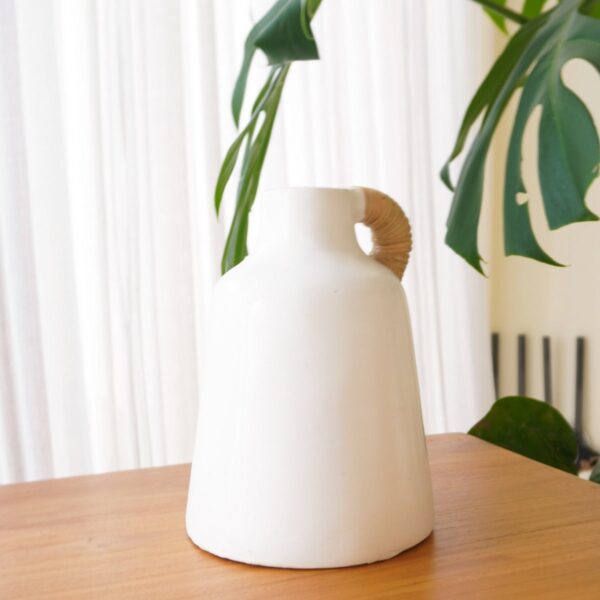 Vaas Witte kleine decoratieve vaas voor gedroogde of verse bloemen, handgegoten uit klei met rotan handvat SANA - Afbeelding 2