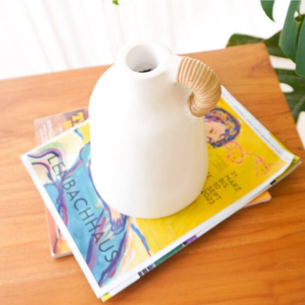 Vaas Witte kleine decoratieve vaas voor gedroogde of verse bloemen, handgegoten uit klei met rotan handvat SANA - Afbeelding 4