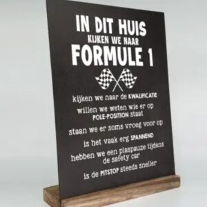 Tekstbord in standaard | In dit huis kijken we naar formule 1 (30x21cm)