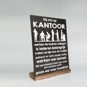 Tekstbord in standaard | Bij ons op kantoor (21x15cm)