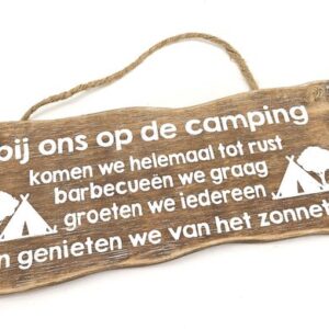 Bord hangend | Bij ons op de camping (12x30cm)